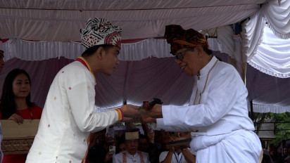 Terima Gelar 'Laso Pindan' dan Pusaka 'Labo Penai' dari Warga Tongkonan Lallangan, Gibran: Saya Jaga Nama Baik Toraja