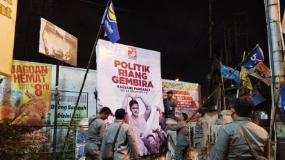 Satpol PP Lakukan Penertiban APK Pemilu 2024 di Sepanjang Sumbu Filosofi Yogyakarta