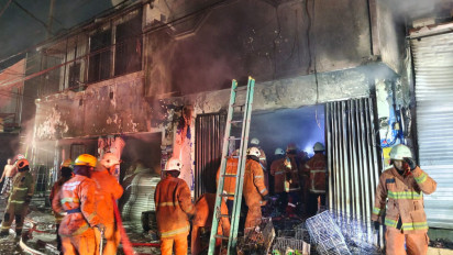 Diduga Korsleting Listrik, Toko Agent Sembako di Surabaya Hangus Terbakar Dilalap Si Jago Merah