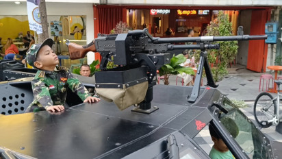 Koarmada II Gelar Sailor and Citizen Interaction di Jalan Tunjungan, Perlihatkan Alutsista TNI AL