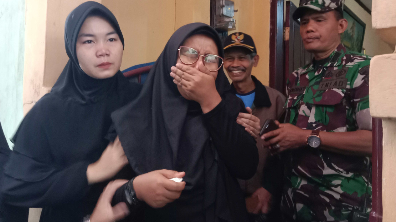 Jenazah Prajurit TNI Asal Bandung Yang Gugur di Papua, Disambut Histeris Keluarga 
            - galeri foto