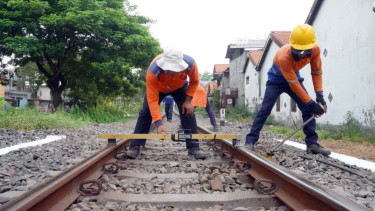 Jelang Angkutan Nataru 2024 PT KAI Daop 8 Lakukan Perawatan Rel, Pastikan Perjalanan KA Aman
