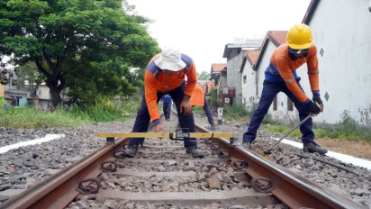 Jelang Angkutan Nataru 2024 PT KAI Daop 8 Lakukan Perawatan Rel, Pastikan Perjalanan KA Aman