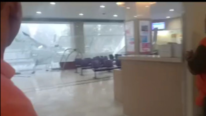 Hujan Lebat Angin Kencang, Kaca Lobi Rumah Sakit Mitra Keluarga Satelit Surabaya Pecah, Pengunjung Panik Berhamburan