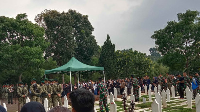 Diiringi Guyuran Hujan, Ratusan Pelayat Antar Pratu Anm Darmawan ke Taman Makam Pahlawan Cikutra