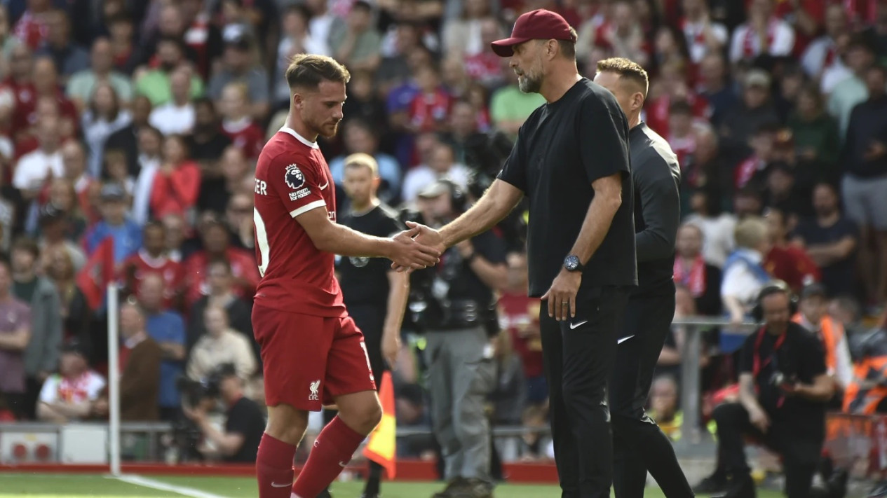 Jet Lag, Mac Allister Ketiduran Saat Klopp Meeting Persiapan Pertandingan Liverpool Vs Man City
            - galeri foto