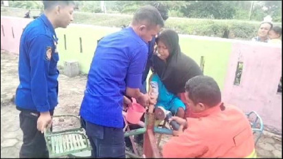 Dramatis! Aksi Petugas Pemadam Evakuasi Tangan Siswa TK di Lampung Selatan yang Terjepit Wahana Mainan di Sekolah