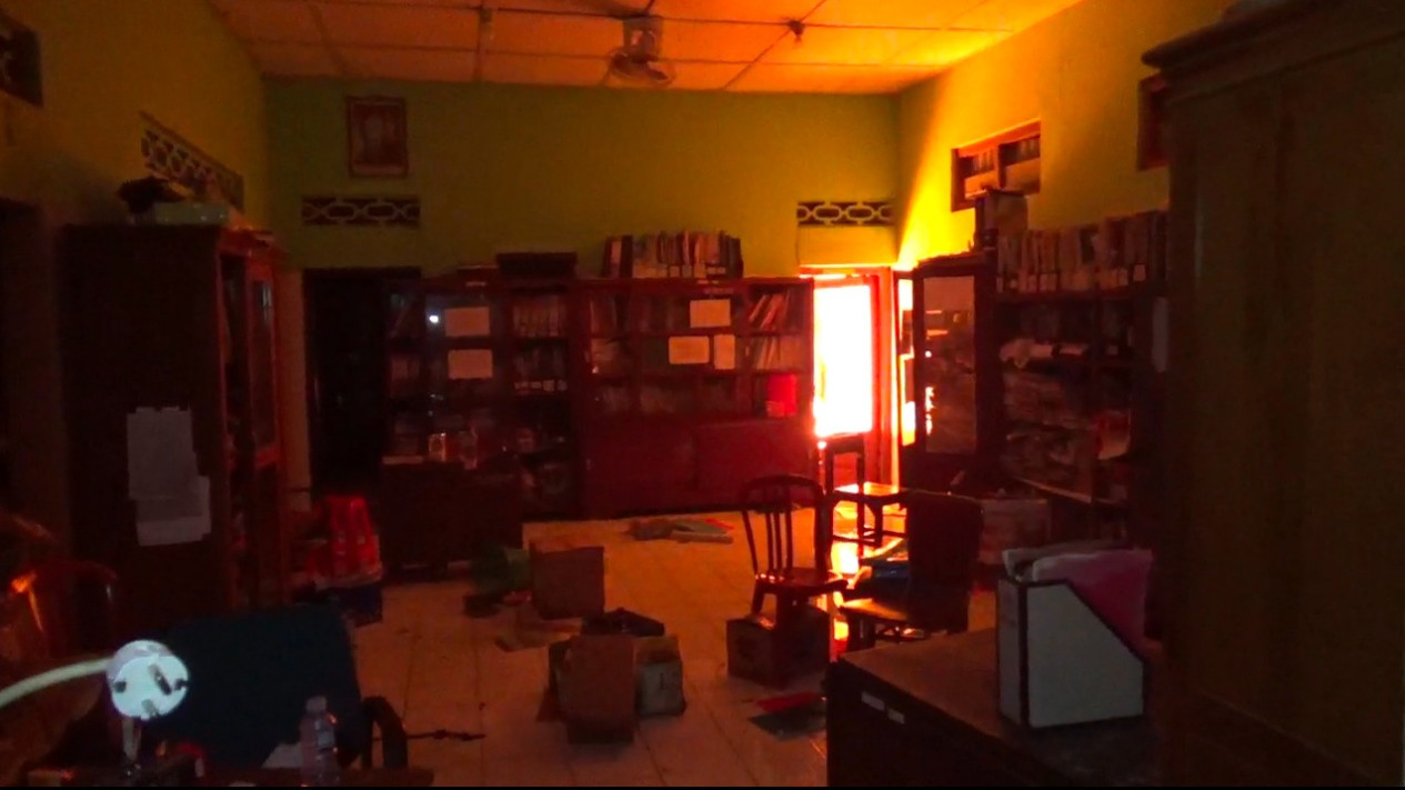 Gedung SMP Negeri 1 Ceper Klaten Terbakar, Diduga Korsleting Listrik
            - galeri foto