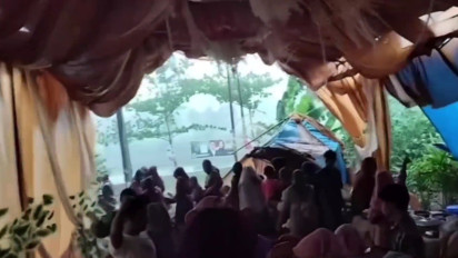 Tamu Panik, Angin Kencang Nyaris Robohkan Tenda Pernikahan di Makassar