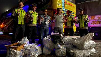 Ratusan Botol Miras Tradisional di Dalam Karung Diamankan Polsek Kawasan Pelabuhan Laut Tano