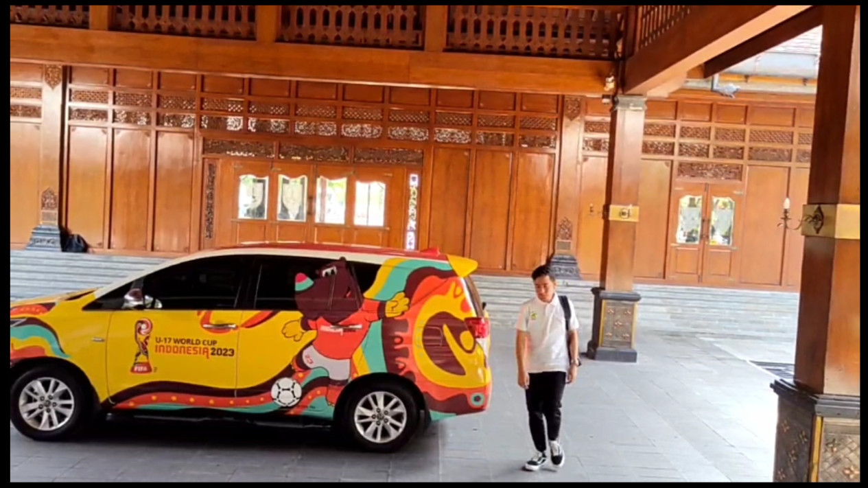 Tetap Ngantor di Hari Pertama Kampanye, Gibran: Wes Ya, Hari Ini Ga Ada Politik Ya
            - galeri foto