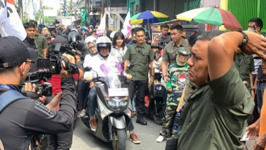 Anies Baswedan Tiba di Tanah Merah Naik Sepeda Motor, Warga Sambut dengan Salawat