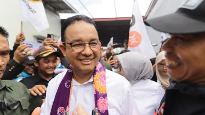 Makna Selendang yang Diberi Warga Tanah Merah, Anies Baswedan: Diminta Gendong Anak Indonesia
