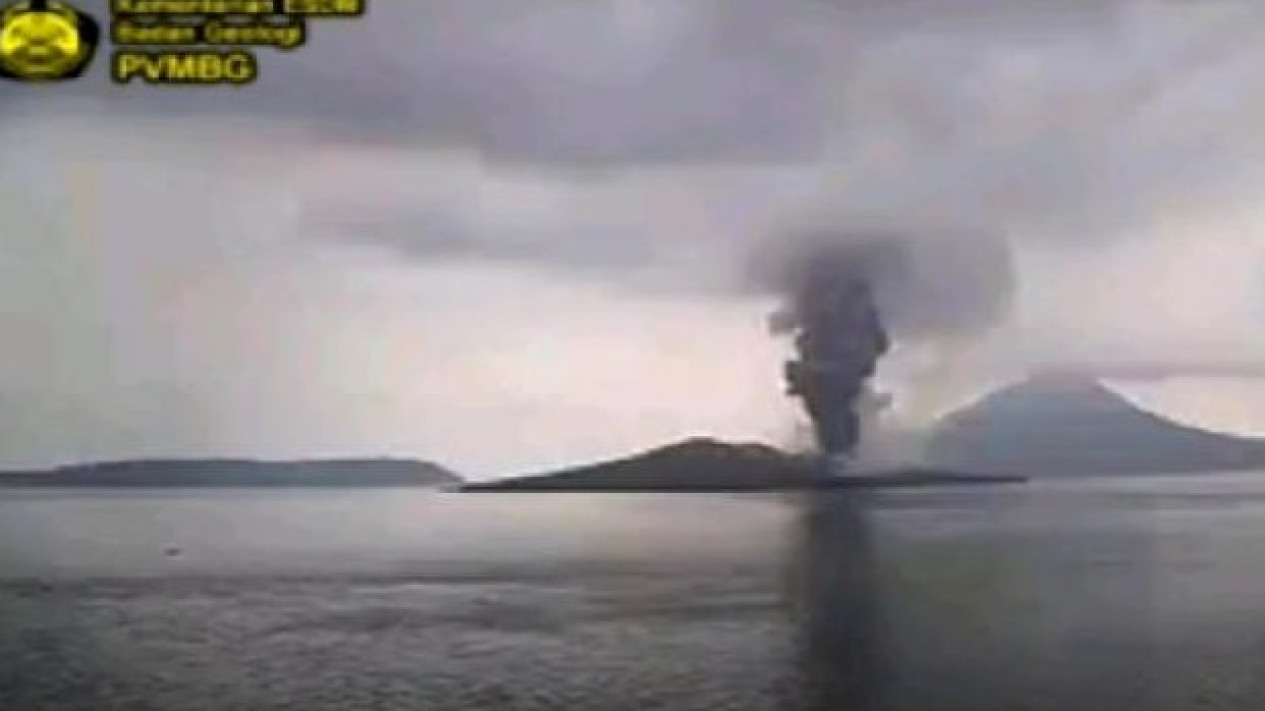Gunung Anak Krakatau Alami 20 Kali Erupsi, Ketinggian Abu Vulkanis Mencapai 2.000 Meter
            - galeri foto