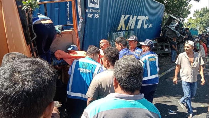 Sopir Truk Tangki Diduga Ngantuk Hantam Truk Sedang Parkir, 1 Orang Tewas dan 1 Kritis