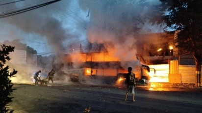 Diduga Overheat, Bus Pariwisata di Pamekasan Ludes Terbakar Tersisa Kerangka
