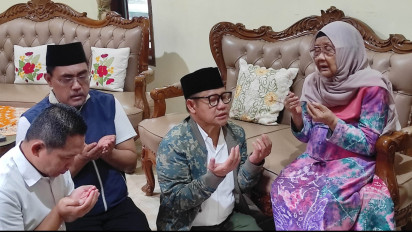 Pamit Kampanye, Cawapres Muhaimin Iskandar Minta Doa dan Cium Kaki Ibundanya