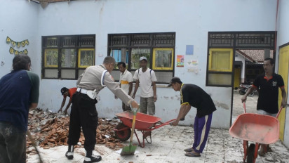 Diguyur Hujan Deras, Atap Gedung SD Negeri 1 Pejagatan Kebumen Ambrol