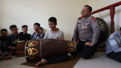 Anggota Satlantas Polres Ponorogo Dedikasikan Diri untuk Anak-anak Tunanetra