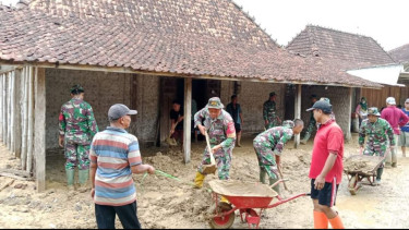 Pasca Banjir Bandang di Pati, Warga Bersama Petugas Bersihkan Lumpur Sisa Banjir
