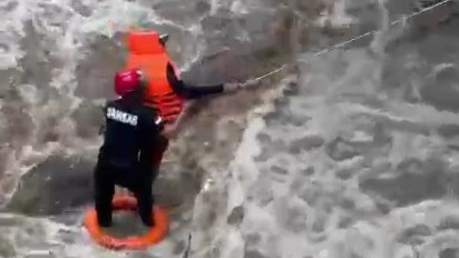 Dramatis, Petugas Terjang Banjir Selamatkan Remaja Ditengah Sungai di Ambarawa