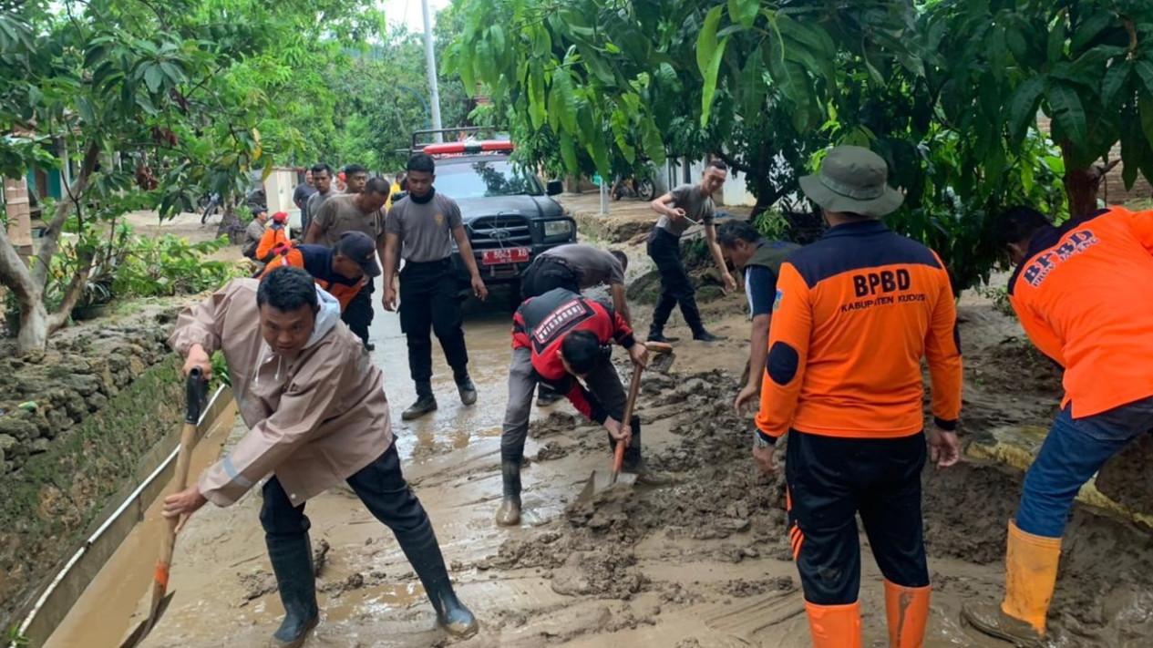 Warga dan Petugas di Kudus Bersihkan Material Sisa Banjir Bandang yang Terjadi 3 Kali Dalam Sepekan
            - galeri foto