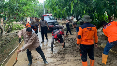 Warga dan Petugas di Kudus Bersihkan Material Sisa Banjir Bandang yang Terjadi 3 Kali Dalam Sepekan