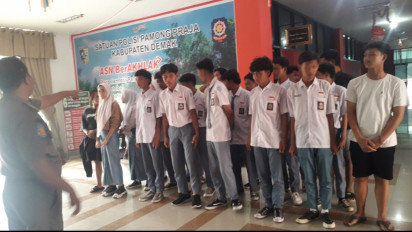 Satpol PP Kabupaten Demak Razia Puluhan Pelajar Nongkrong dan Main Kartu di Kafe