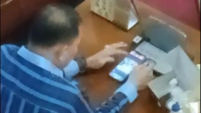 Viral! Bermain Game Saat Rapat Paripurna, Oknum Anggota DPRD Batam Diperiksa Badan Kehormatan