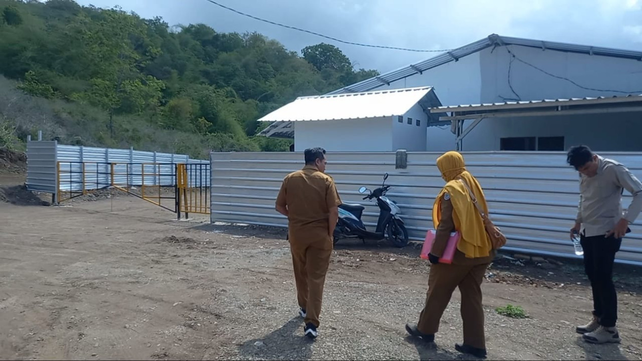 Dua Perusahaan di Maluk Disegel karena Tak Miliki Izin Lingkungan
            - galeri foto