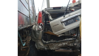 Terobos Palang Pintu Rel, Mobil Tertabrak Kereta Api di Cengkareng