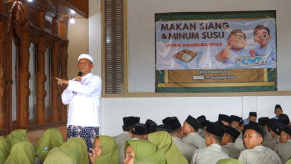 Ratusan Santri di Kudus Makan dan Minum Susu Bersama di Kompleks Makam, Ada Spanduk Gemoy