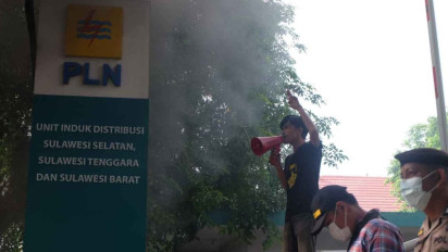 Geram Tiap Hari Mati Lampu, Mahasiswa Makassar Demo di Kantor PLN