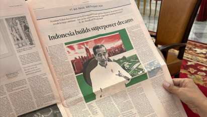 Viral Jokowi Pamer Fotonya Ada di Koran Bahasa Inggris, Isi Artikel Malah Bahas Mahkamah Keluarga hingga Gibran