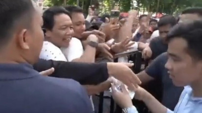 Gibran Terciduk Bagi-bagi Amplop Saat Jalan Sehat di Makassar, Ternyata Bagikan Gantungan Kunci Naruto