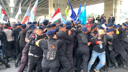 Aksi Mogok Nasional di Bekasi Ricuh, Petugas dan Buruh Sempat Terlibat Adu Jotos
