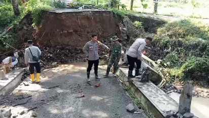Puluhan Rumah Terendam dan Jembatan Ambrol Diterjang Banjir Bandang di Tanggamus Lampung