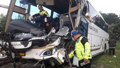 Kondektur Tewas Ditempat, akibat Bus Pariwisata Asal Tangerang Alami Kecelakaan di Tol Padaleunyi Bandung