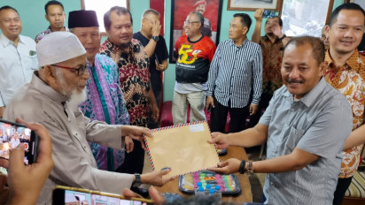 Ustad Abu Bakar Baasyir Datangi Kantor DPC PDIP Solo, Titip Surat untuk Ganjar Pranowo