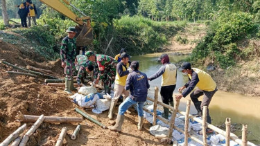 Seribu Karung Pasir dan Dua Alat Berat Dikerahkan untuk Perbaiki Tanggul Sungai Jebol di Pati
