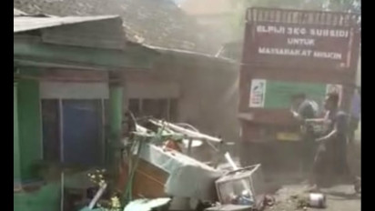 Diduga Hindari Mobil Boks, Truk LPG Sasak Tiga Rumah Warga di Kota Probolinggo