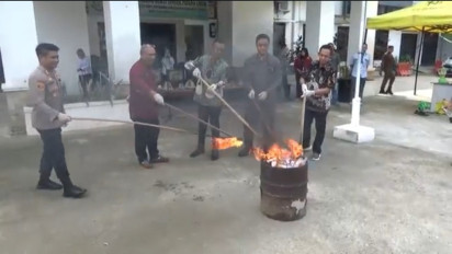 Kejari Maros Musnahkan Barang Bukti Narkoba & Barang Dari 18 Kasus