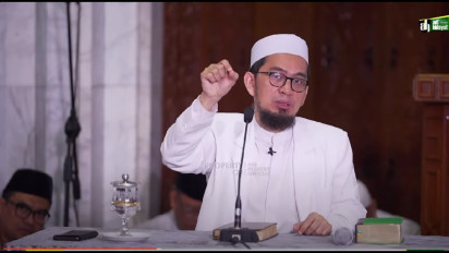 Mulai Sekarang Perhatikan Jika Suka Membawa Handphone Saat Shalat, Kata Ustaz Adi Hidayat Itu ..