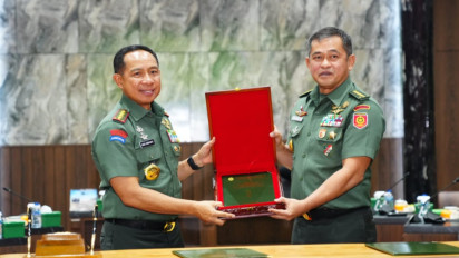 Panglima TNI Jenderal TNI Agus Subiyanto Serah Terimakan Risalah Kasad Jenderal Maruli Simanjuntak