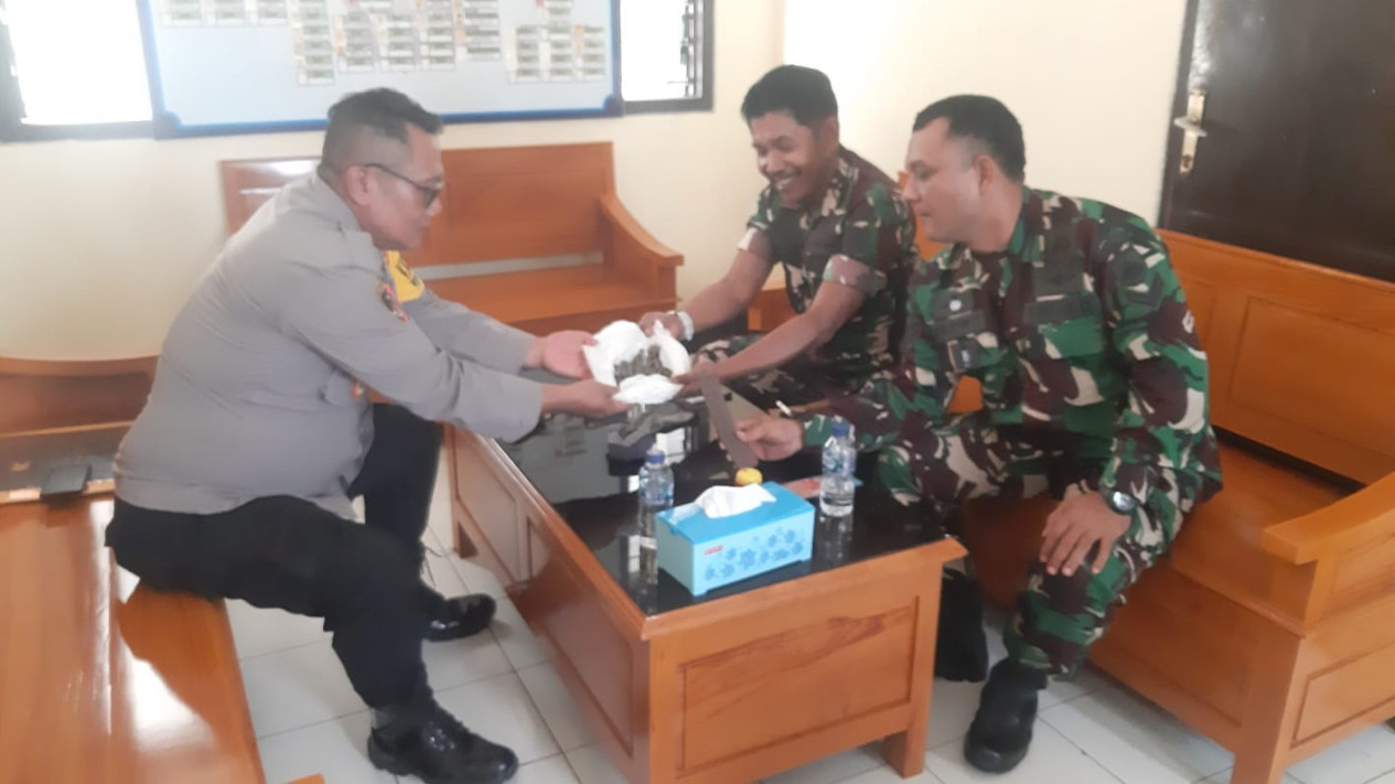 Bersihkan Gudang, Tukang Rosok di Bantul Temukan Puluhan Peluru dan Sebuah Magazen
            - galeri foto