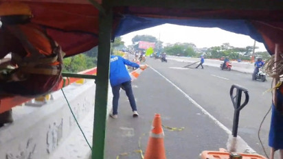 Viral! Kecewa Penetapan UMK Jabar, Buruh Rusak Barang-barang Proyek Jalan dan Lempari Traffic Cone