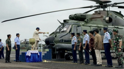 Menhan Prabowo Serahkan Delapan Unit Helikopter H225M ke TNI AU, Pimpin Langsung Prosesi Penyiraman Air Kembang