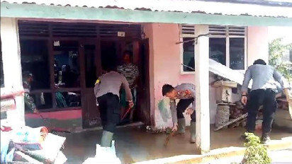 Petugas Gabungan Bersihkan Sisa Banjir Bandang yang melanda Rumah Warga di Tanggamus Lampung