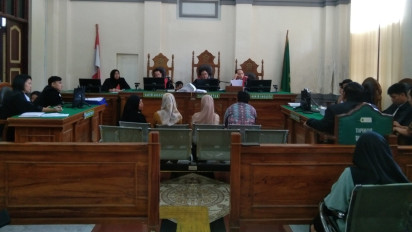 Seolah Tak Punya Beban Eks Rektor UINSU Jalani Sidang Kasus Korupsi Dana Ma'had Malah Cengengesan