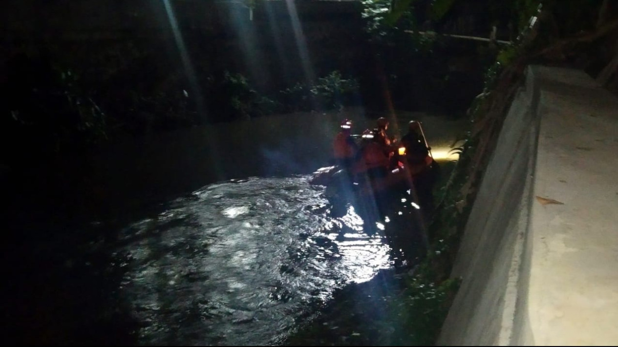 Bocah Dikabarkan Hanyut Terbawa Arus di Aliran Kali Angke Ciledug, Tim SAR Lakukan Pencarian
            - galeri foto